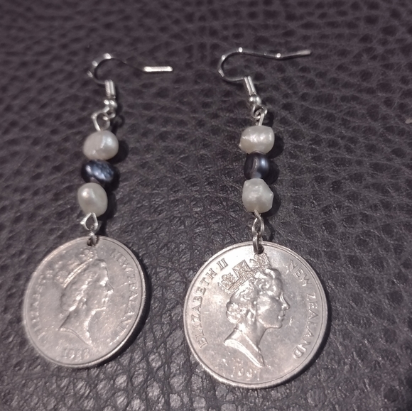 New Handmade 1997 New Zealand Queen Elizabeth II Pearl Accent Drop Hook Earrings - Picture 3 of 6